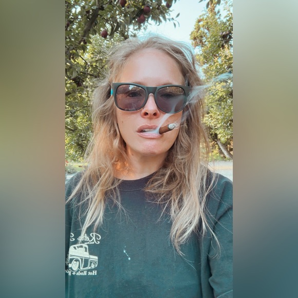 Meet your Posher, Julie - Picture 2 of 4